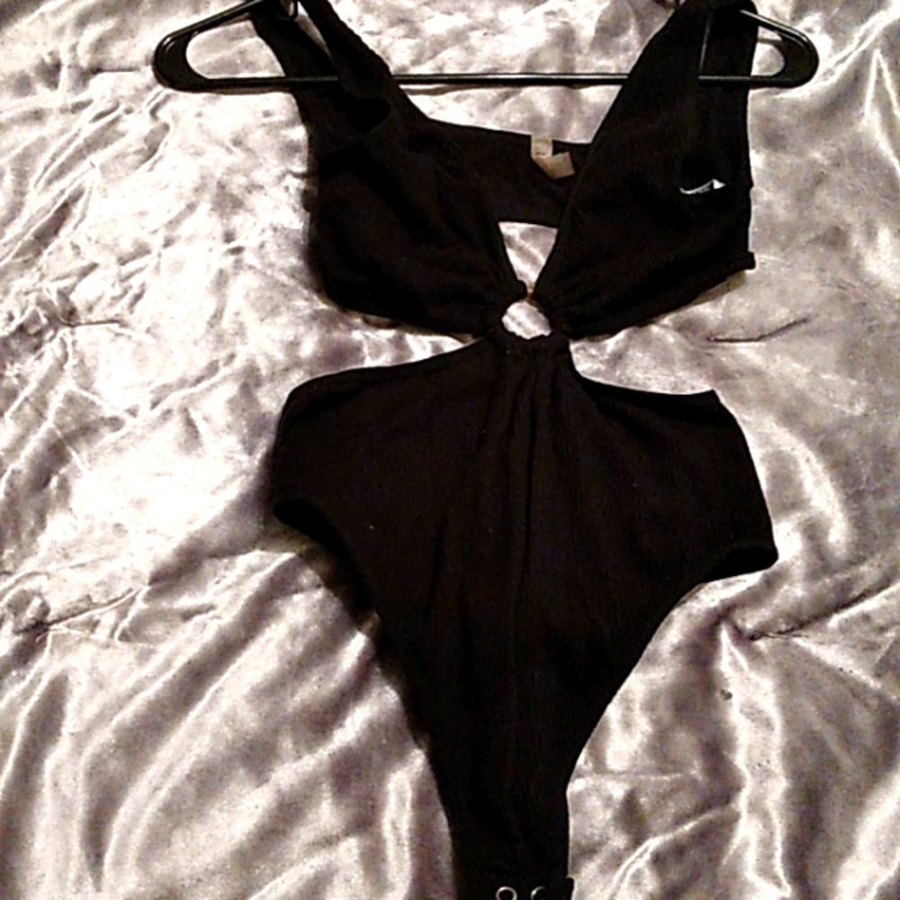 Women's size M top perfect for high rise styles